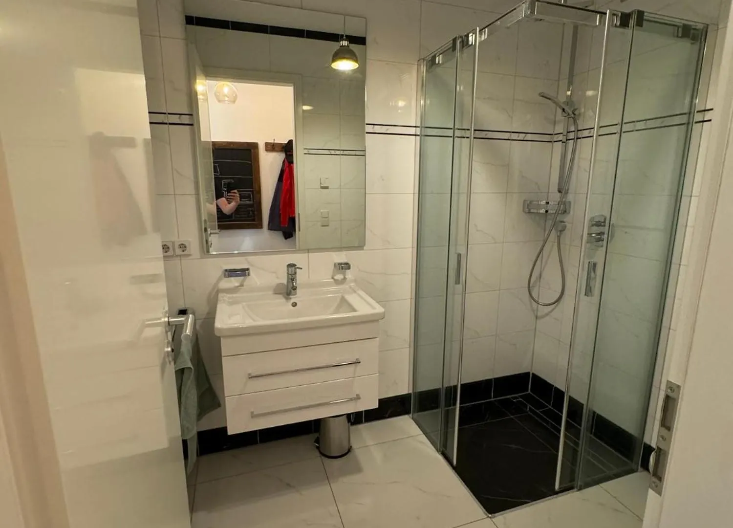 Luxus In Berlin Mitte Mit Laptop, Grossem Tv, Neuem Bett Und Privatem Badezimmer