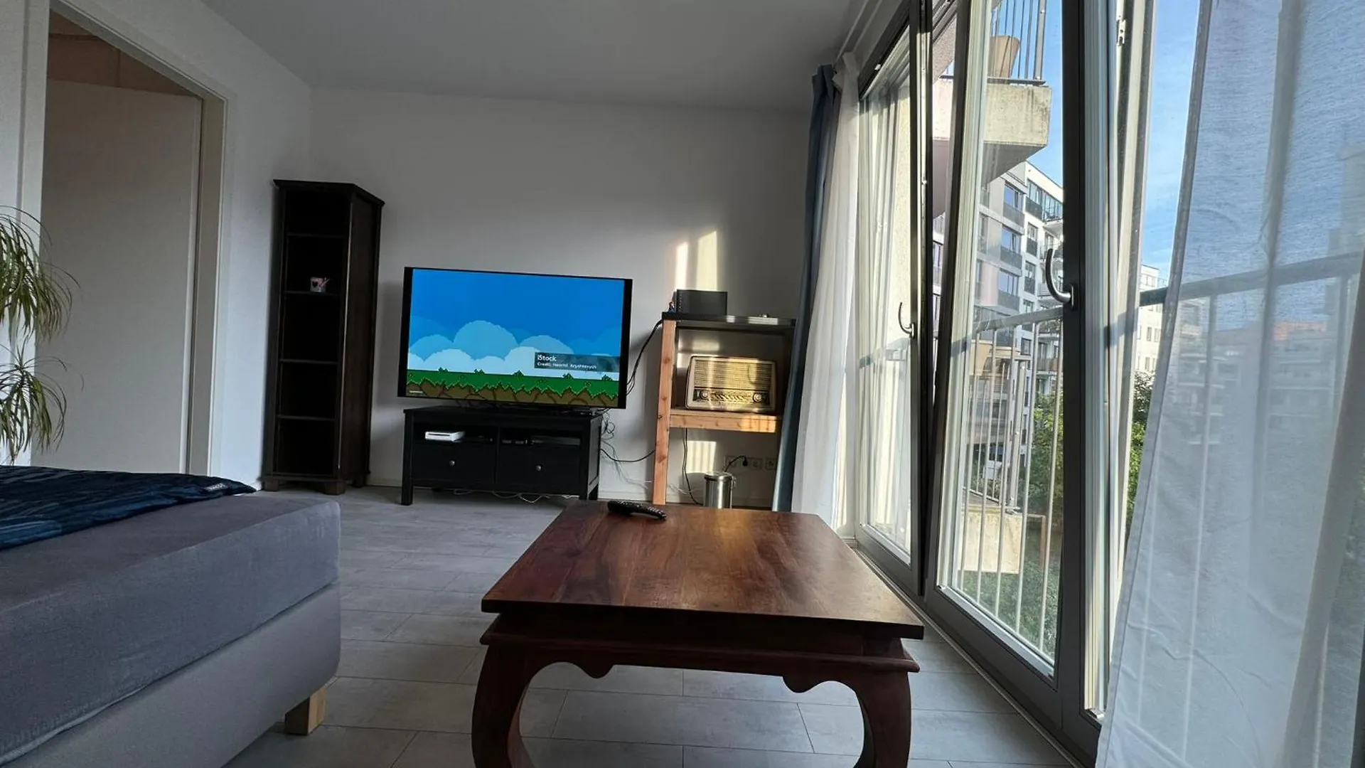 ホームステイ Luxus In Berlin Mitte Mit Laptop, Grossem Tv, Neuem Bett Und Privatem Badezimmer ドイツ