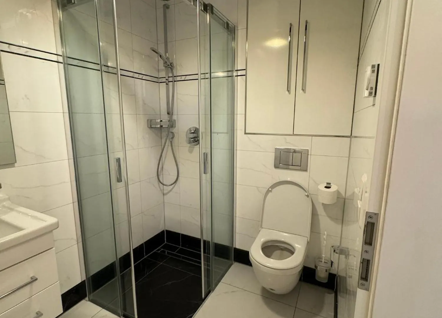 ホームステイ Luxus In Berlin Mitte Mit Laptop, Grossem Tv, Neuem Bett Und Privatem Badezimmer