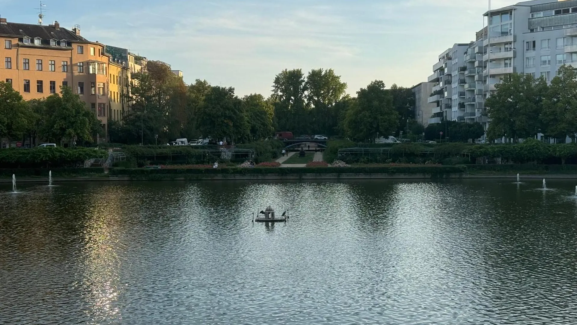ホームステイ Luxus In Berlin Mitte Mit Laptop, Grossem Tv, Neuem Bett Und Privatem Badezimmer ドイツ